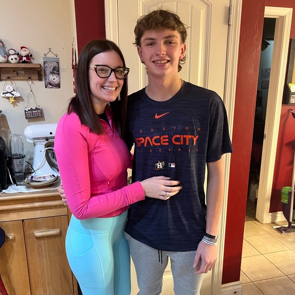 Hi Yall!! 👋 Welcome to my closet! My name is Sara ❤️ - Picture 2 of 2